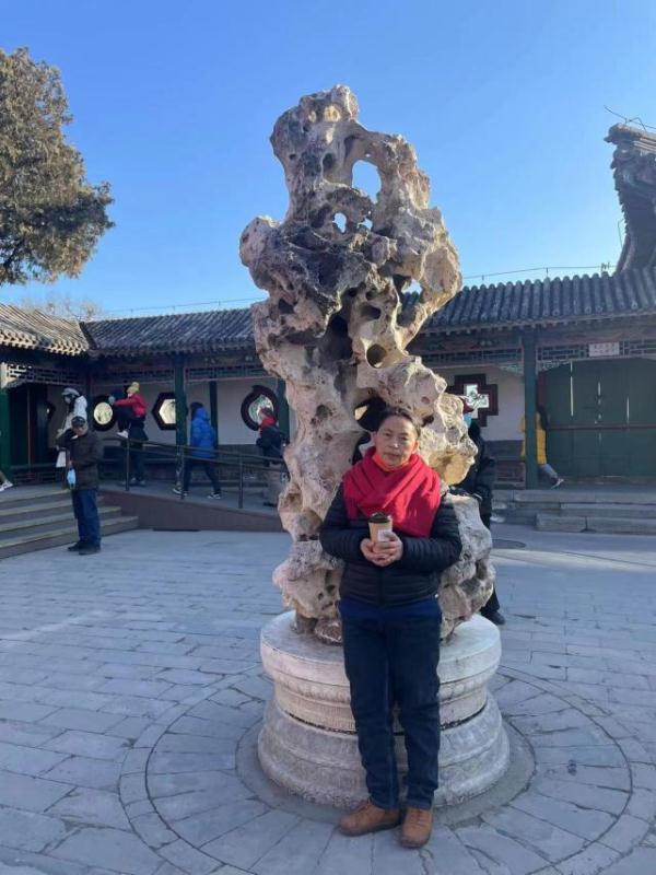 對話北京寫字樓“清潔工畫家”：拿拖把是為生計，拿畫筆才是自己