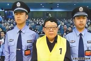 被美女踩在腳下(“掃黑局長”文強覆滅記：強奸女學生,玩弄女星,霸占警花十余年)