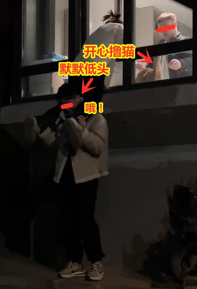 女生和男友約會忘情接吻,備胎下面托太久站不穩被嫌棄:你穩當點