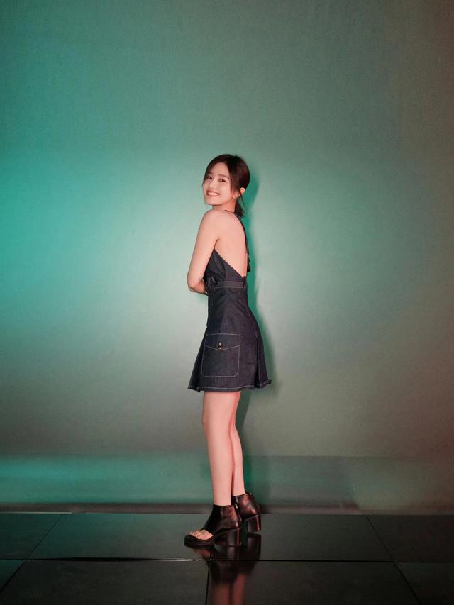 這一天,海清秀美腿,娜扎酥胸半露,卻被另一位新疆美女搶了風頭