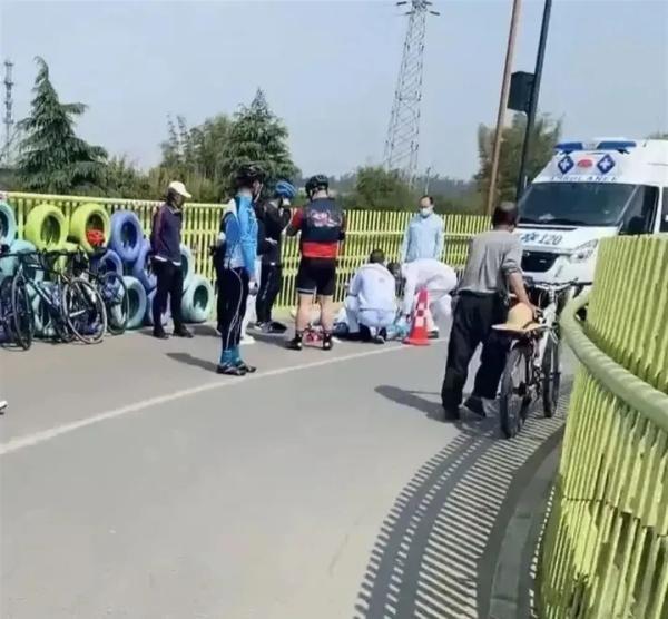 突發！兩名騎行者相撞，一年輕女孩不幸身亡