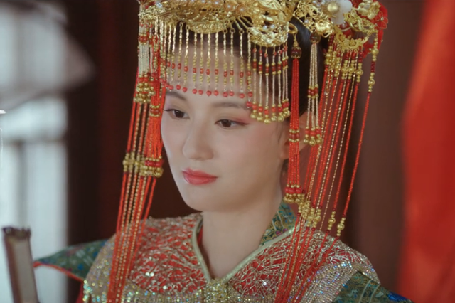 都說美女也不一定能駕馭古裝,看到喬欣換裝后的效果,我信了