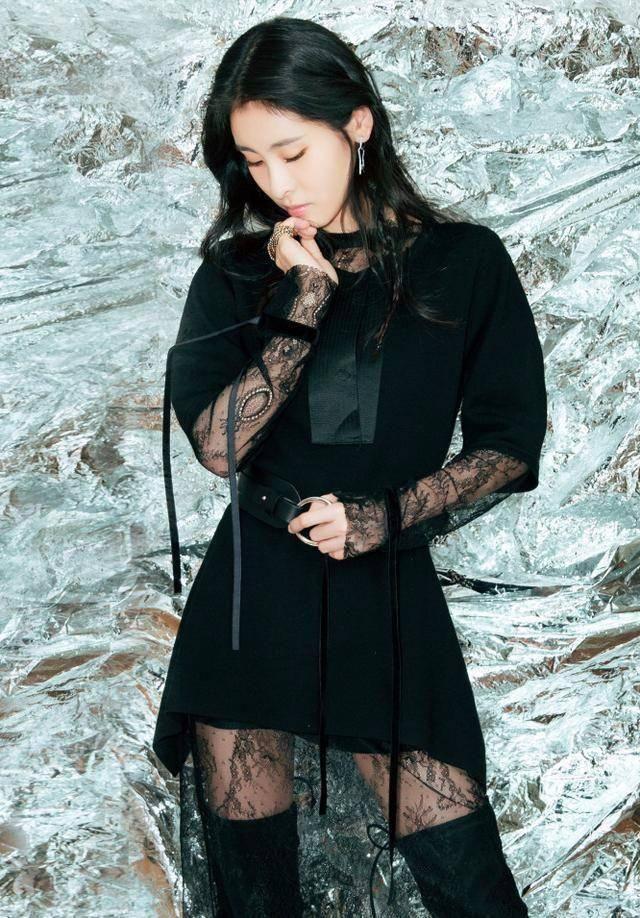 倪妮難得性感一次,鏤空裙只遮“三角區”,背面照讓人臉紅心跳