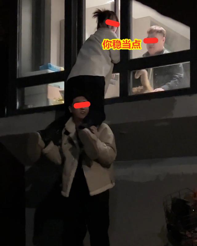 女生和男友約會忘情接吻,備胎下面托太久站不穩被嫌棄:你穩當點