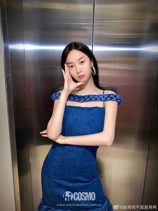 穿細(xì)吊帶的女孩,迷人都不著痕跡
