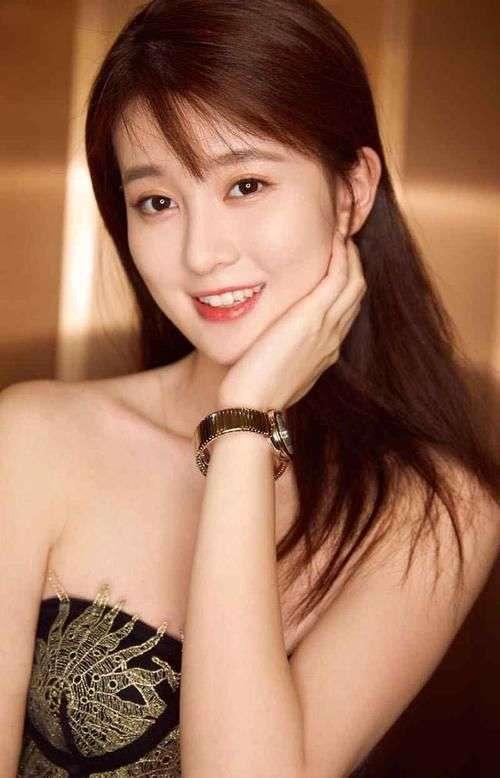 頭大臉大的女人別再踩雷了，建議留這些發型，有氣質還顯臉小