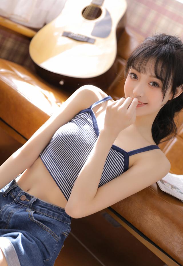 馬尾辮美女高挑身材青春美麗美女校花寫真圖片