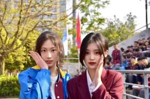 美女校花(重慶八中美女校花走紅，不禁聯(lián)想到王俊凱，網(wǎng)友：難道想當(dāng)明星？)