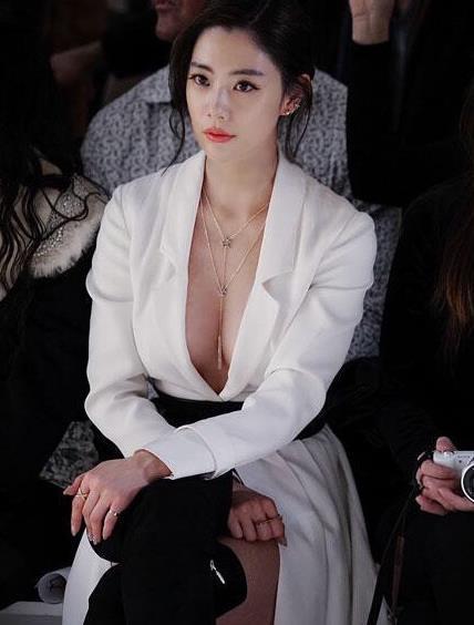 亞洲第一美女克拉拉宣布結婚,曾經在活動現場側漏巨乳!