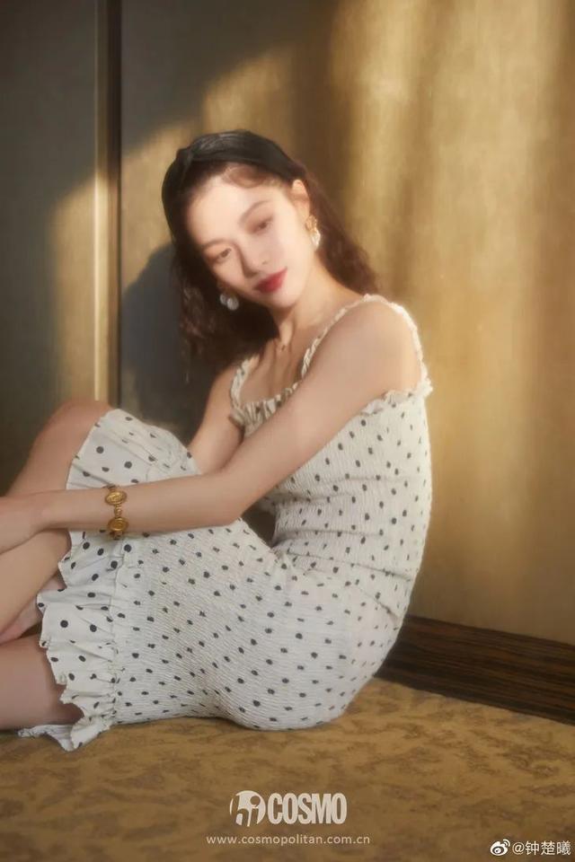 穿細(xì)吊帶的女孩,迷人都不著痕跡