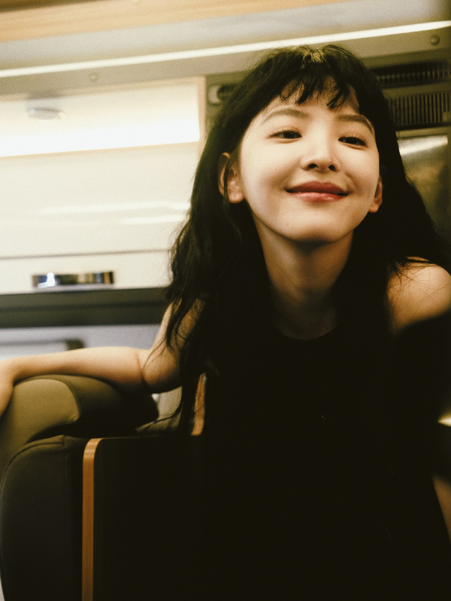 這一天,海清秀美腿,娜扎酥胸半露,卻被另一位新疆美女搶了風頭