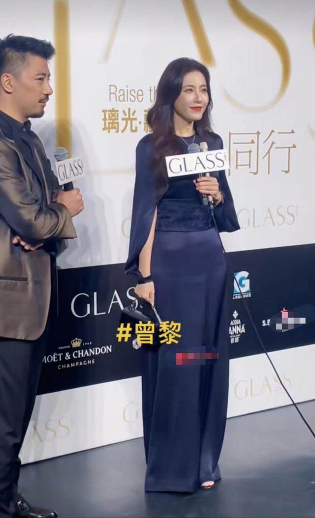 這一天,海清秀美腿,娜扎酥胸半露,卻被另一位新疆美女搶了風頭