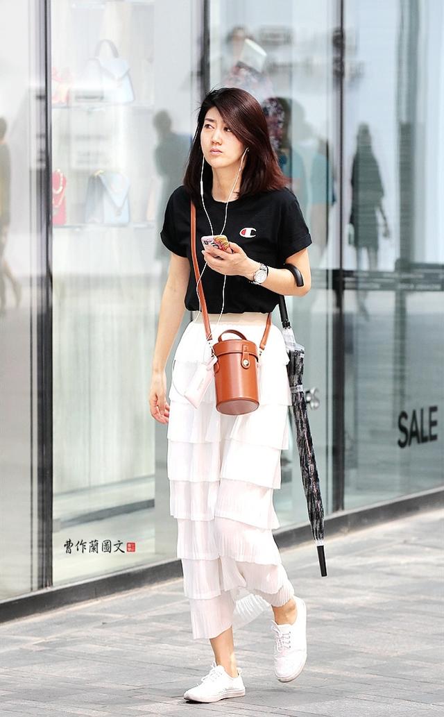 街拍:拎著“水桶”逛街的美女
