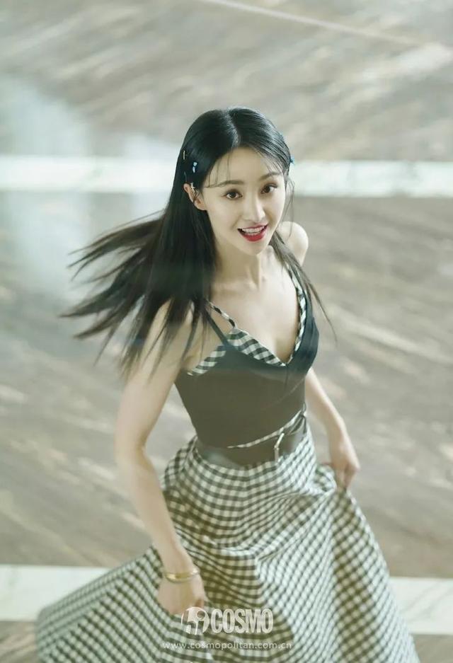 穿細(xì)吊帶的女孩,迷人都不著痕跡