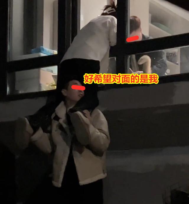 女生和男友約會忘情接吻,備胎下面托太久站不穩被嫌棄:你穩當點