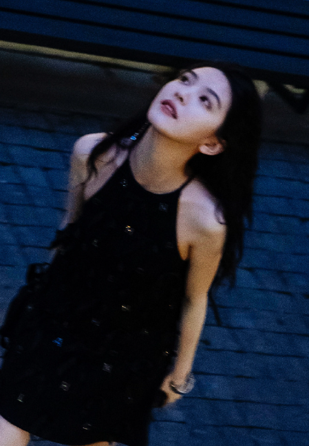 這一天,海清秀美腿,娜扎酥胸半露,卻被另一位新疆美女搶了風頭