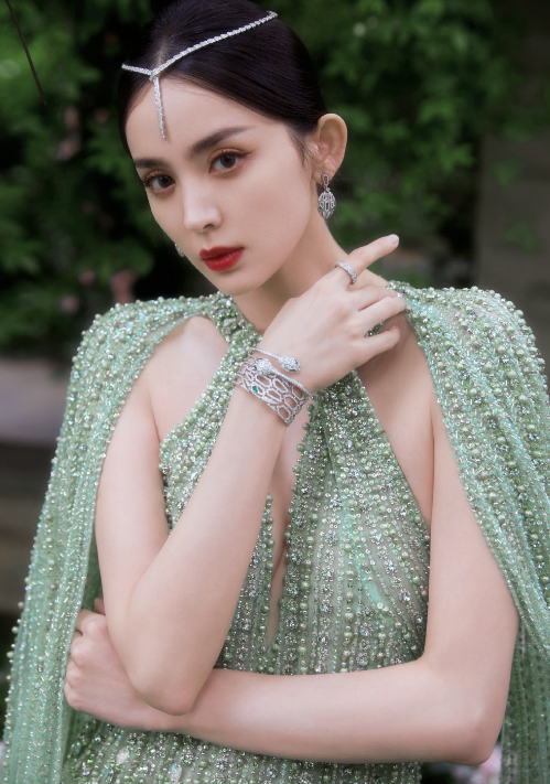 這一天,海清秀美腿,娜扎酥胸半露,卻被另一位新疆美女搶了風頭