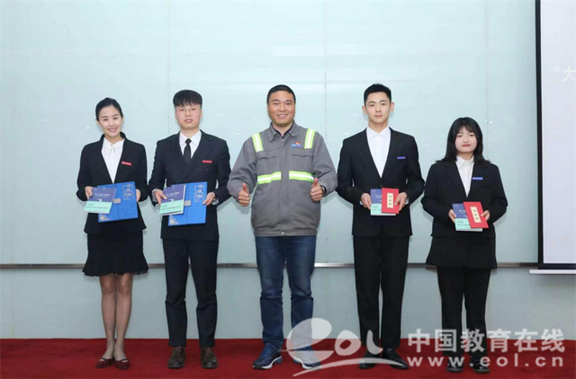 美女博士拜職校畢業的大國工匠為師 賀禮是一件藏頭詩書法卷!?