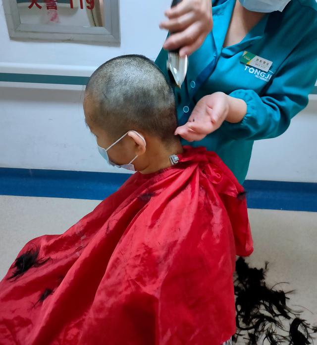 湖北一美女終圓教師夢,誰知肚子疼后悲劇發生,媽媽崩潰痛哭流涕