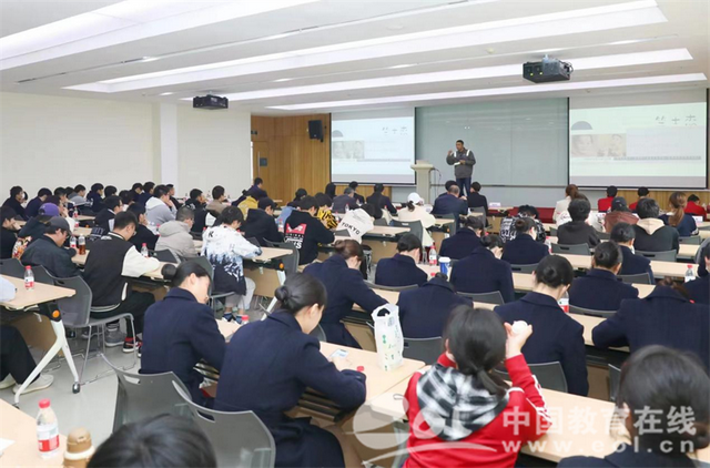 美女博士拜職校畢業的大國工匠為師 賀禮是一件藏頭詩書法卷!?