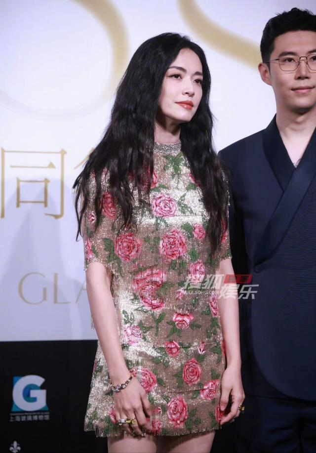 這一天,海清秀美腿,娜扎酥胸半露,卻被另一位新疆美女搶了風頭