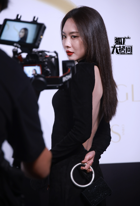 這一天,海清秀美腿,娜扎酥胸半露,卻被另一位新疆美女搶了風頭