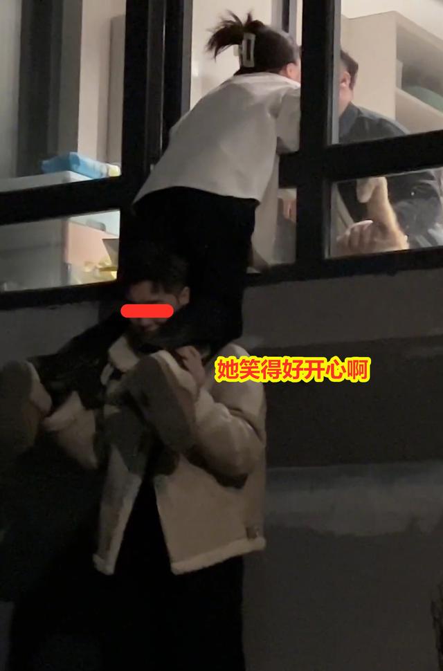 女生和男友約會忘情接吻,備胎下面托太久站不穩被嫌棄:你穩當點