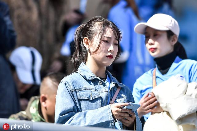 足球城美女多！大連一方看臺美女扎堆 球迷熱情高漲