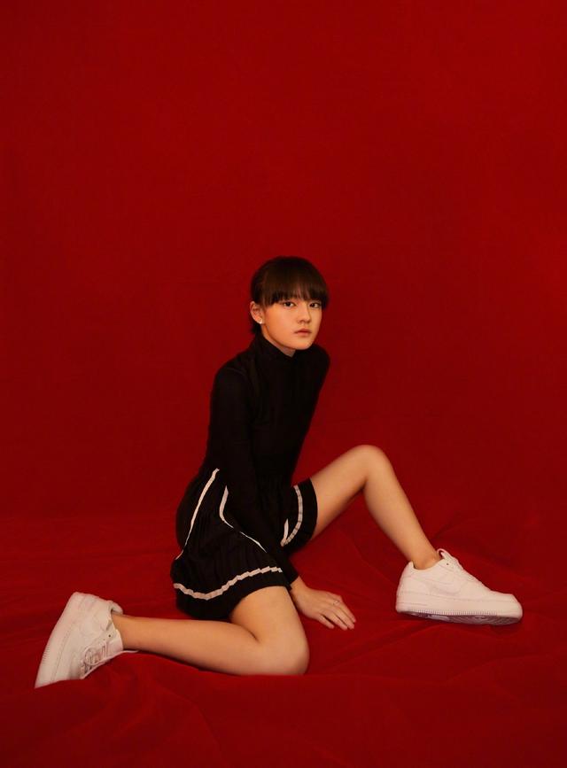 倪妮難得性感一次,鏤空裙只遮“三角區”,背面照讓人臉紅心跳