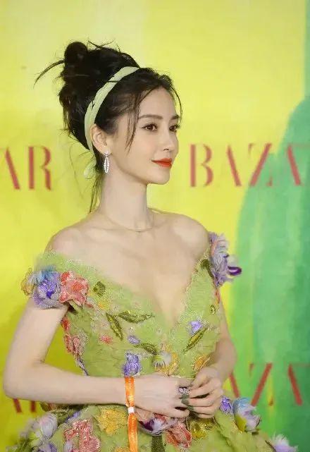 又有紅毯看了!關曉彤裸背誘人,金晨長腿紅鞋,熱巴成純欲天花板