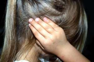 女生校園暴力(認(rèn)為女兒遭校園暴力重慶一女子暴打6名小學(xué)生……)