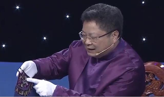 美女帶“肚兜”鑒寶,專家鑒定后直皺眉,問她:你穿過嗎?故事