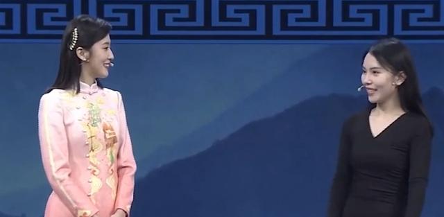 美女帶“肚兜”鑒寶,專家鑒定后直皺眉,問她:你穿過嗎?故事
