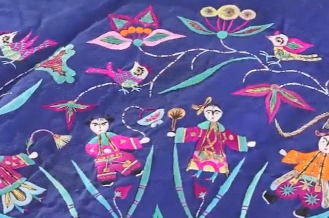 美女帶“肚兜”鑒寶,專家鑒定后直皺眉,問她:你穿過嗎?故事