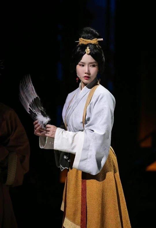 盤子女人坊鏡頭下的張雨綺,紅衣驚艷《美研社》