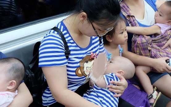寶媽公共場所哺乳,年輕女子舉起手機準備錄像,路人反應被稱贊
