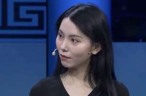 肚兜美女(美女帶“肚兜”鑒寶，專家鑒定后直皺眉，問她：你穿過嗎？故事)