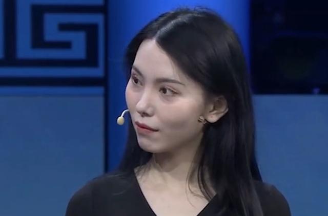美女帶“肚兜”鑒寶,專家鑒定后直皺眉,問她:你穿過嗎?故事