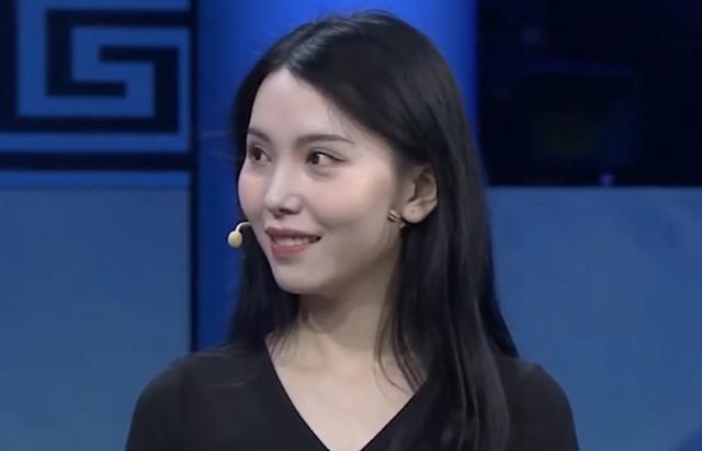 美女帶“肚兜”鑒寶,專家鑒定后直皺眉,問她:你穿過嗎?故事