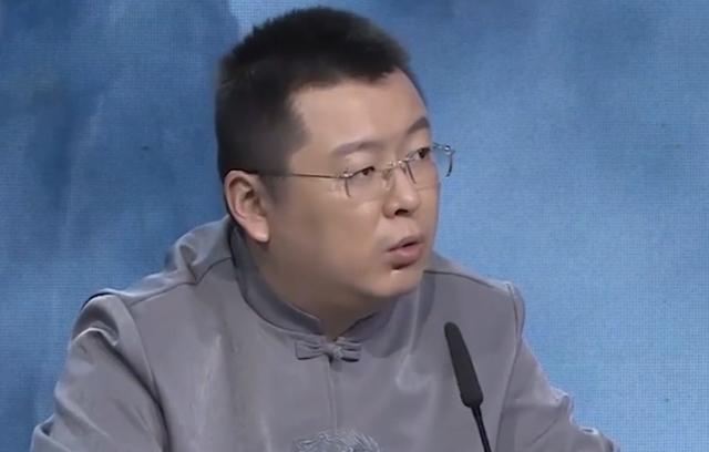 美女帶“肚兜”鑒寶,專家鑒定后直皺眉,問她:你穿過嗎?故事