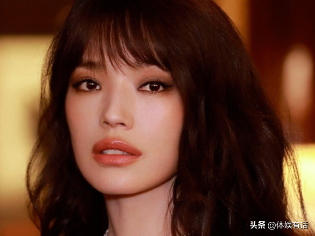 許晴的臀、舒淇的唇、李小冉的胸,這些中年女星性感起來能迷死人