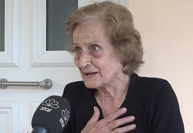 她捂住胸口，背后是熊熊大火，希臘81歲老奶奶痛苦尋找丈夫，仿佛名畫《吶喊》，照片登上報紙頭版