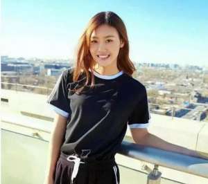 美女游泳(中國游泳史上十大美女，張雨霏傅園慧羅雪娟入選，奧運冠軍嫁教練)