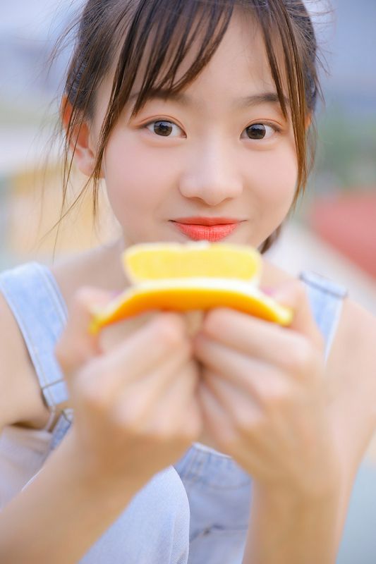 背帶褲美女纖瘦性感養(yǎng)眼寫真圖片