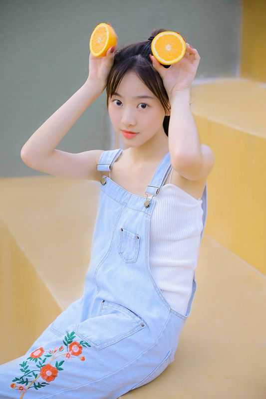 背帶褲美女纖瘦性感養(yǎng)眼寫真圖片