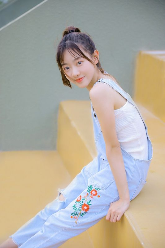 背帶褲美女纖瘦性感養(yǎng)眼寫真圖片