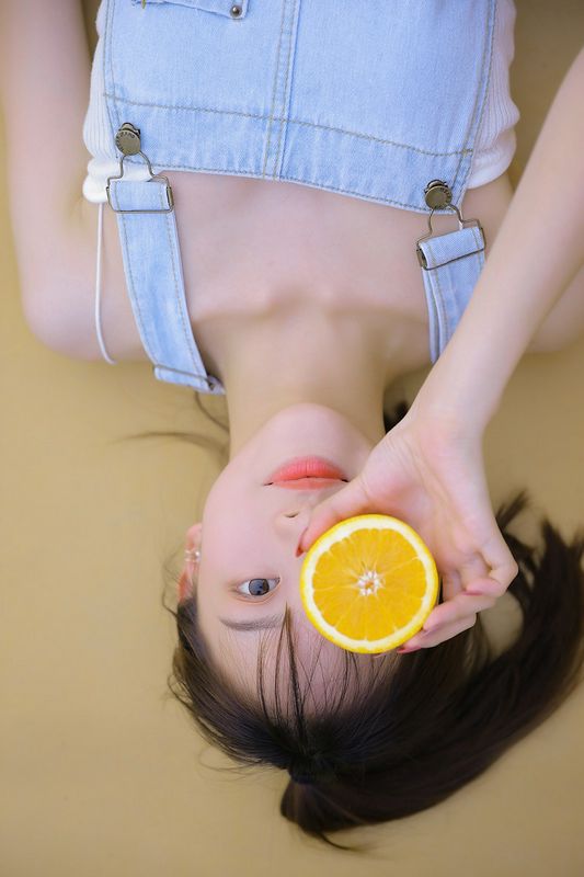 背帶褲美女纖瘦性感養(yǎng)眼寫真圖片