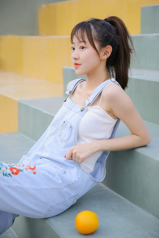 背帶褲美女纖瘦性感養(yǎng)眼寫真圖片