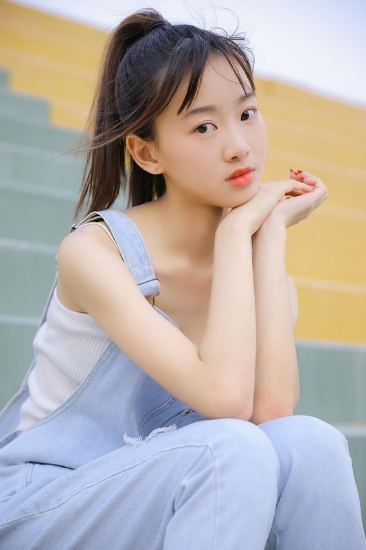 背帶褲美女纖瘦性感養(yǎng)眼寫真圖片