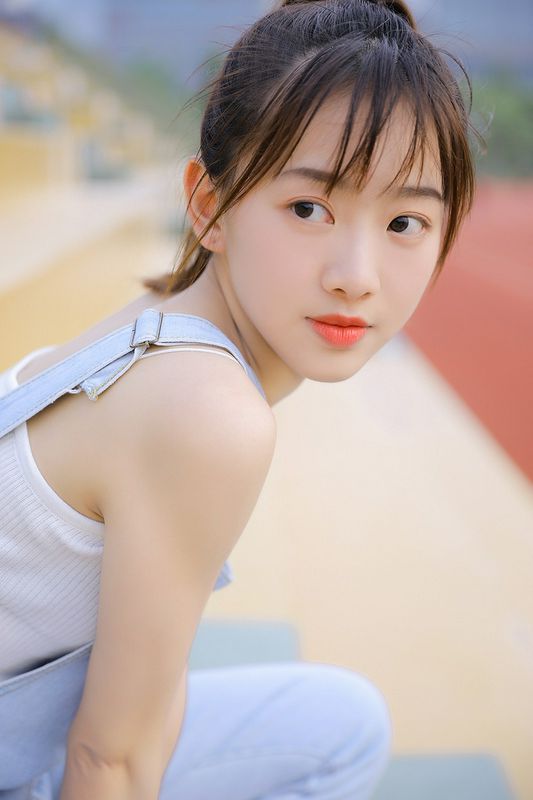 背帶褲美女纖瘦性感養(yǎng)眼寫真圖片